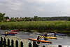 706182_ Kajaks Gruppe, Einzelkajaks Kajakwanderer auf Flussfahrt Foto, Sportboote 1-Mann Paddelboote Paddler