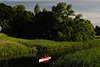 706347_ Kajakwanderer Foto, Paar im Paddelboot durch Flusslandschaft paddeln, Kajak Paddler auf Flussfahrt