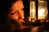 Bd1055_ Mädchen Gesicht Foto im Kerzenrotlicht, Mädels Auge blickt ins Lampenlicht, hübsche Frau Fotografie