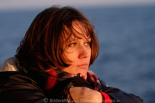 Frau Gesicht vor Meerwasser Fotomodel im roten Sonnenlicht