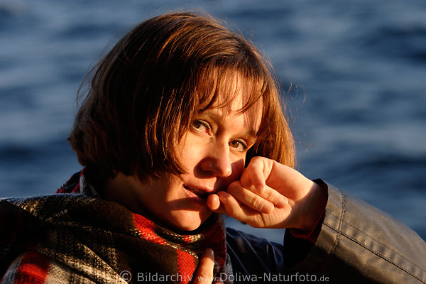 Frau Face verfhrerisches Mdchen im roten Sonnenlicht Gesicht vor Wasser