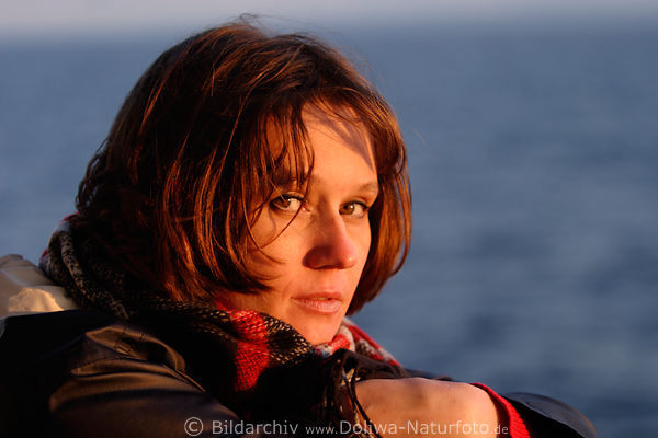 Mdchen Gesicht im Rotlicht Model verfhrerisch hbsche Frau