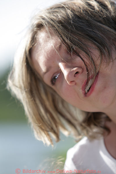 Junge Frau Gesicht in Haaren frhlich schrge Blondine Bild Portrt