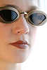 50692_Weibliches Gesicht hinter Designer Brille versteckt, Incognito auftreten mit dunkelbemalten Lippen