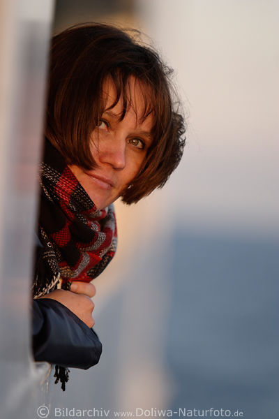 Frau Mdel Portrait an Boardseite in Sonnenlicht