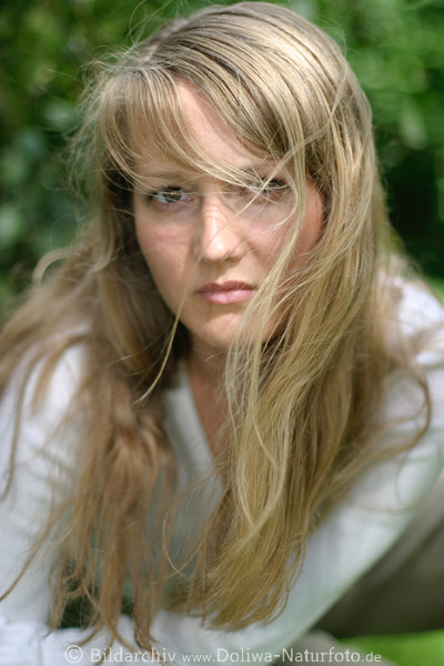 Frau verfhrerisch zerzauste Haare in Wind