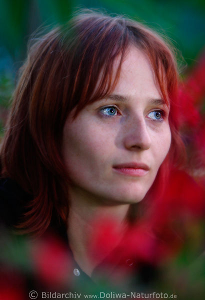 Mdchen mit Rothaar Portrait zwischen Blumen-Blten