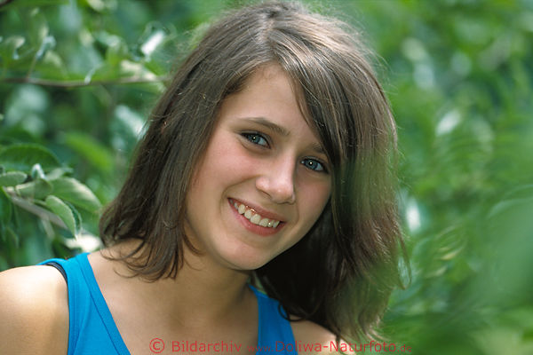 Mdchen Gesicht in Blttergrn hbsch Mdel frhlich Naturportrait