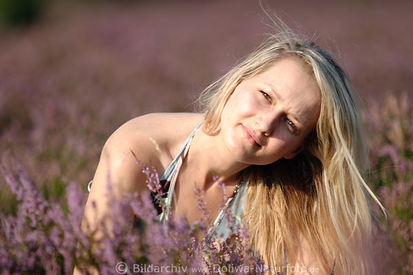 Erika Blumenfeld Blondine Langhaar-Portrt in Violettblten Mdchen