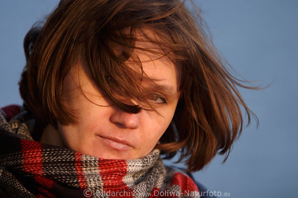 Frau Frisur in Wind Mdchen windiges vertrumtes Portrait