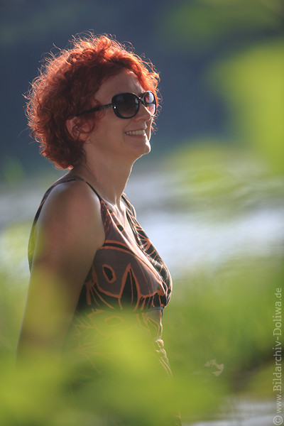 Hbsche Frau Girl lockiges Rothaar in Grn weich soft Portrait