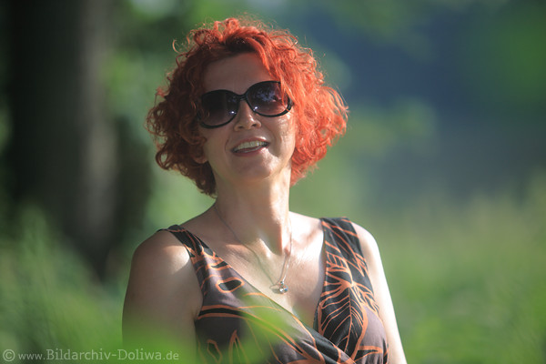 Girl Portrait rote Locken in Grn Naturfoto huebscher Frau
