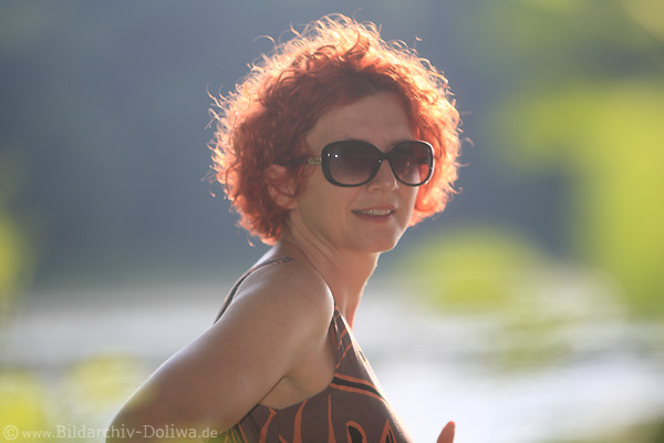 Rothaariges Girl hbsche Frau inmitten Natur weiches Fotoportrait