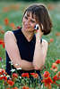 3788_ Frau mit Handy im Klatschmohn Blumenfeld Photo beim Telefonieren mit Handytelefon, Gespräch in Blumen