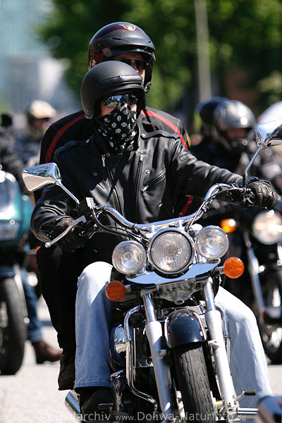 Biker Paar vermummt mit Gesichtstuch Foto als Atemschutz am Motorradlenkrad