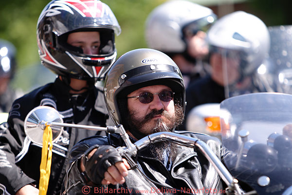 Harley-Biker-Bild Motorradfahrt Parade Foto Bikertreff zum Gottesdienst im Michel
