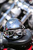 54418_ Harley Helm mit Brille auf Motorradsitz aus Leder in Foto