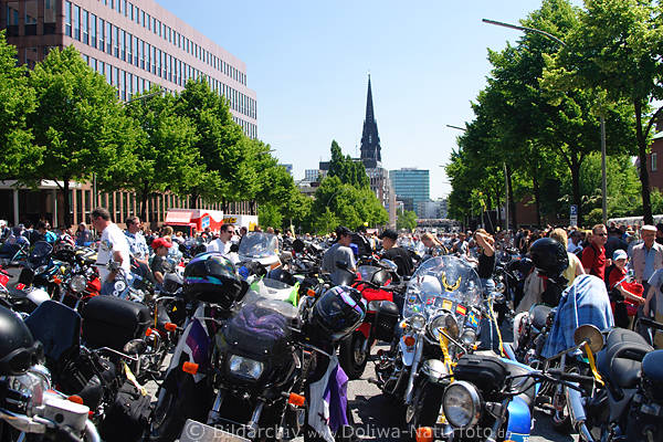 Motorrder in Hamburg Ost-West-Strae Bikerfest Foto bei Michel Kirche