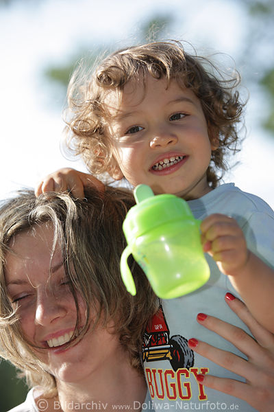 Frau Mutter mit Kind Nachwuchs tragen am Kopf Freude Portrait frhlich