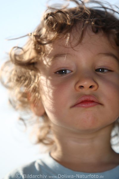 Junge mit Locken Kind Sprossling Gesicht Nachwuchs gelocktes Haar Milchbube