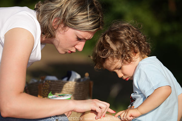 Mutter Kind Gesichter mit Locken Zeigefinger auf Mckenstich zeigen mit Nachwuchs sprechen 