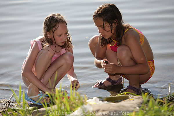 Mdchen Paar im Schulalter Foto am Wasserufer im Gesprch Teenager Ferienspiele