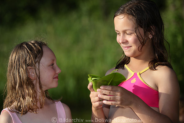 Nixen Portrt Mdchen Paar Wassernixen nasses Haar Nymphen mit Wasserpflanzen