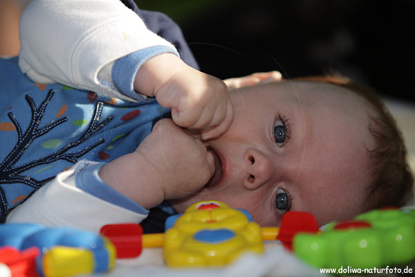 Baby Kind seitlich liegen Junge Kindlein Gesicht junges Sprossling