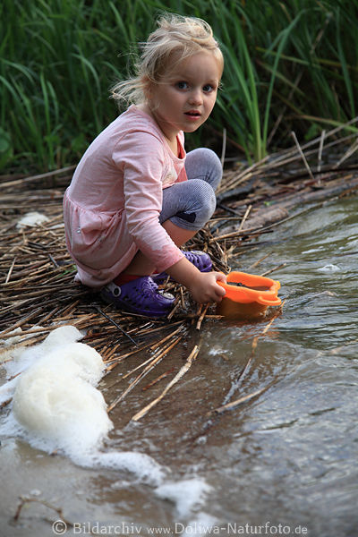 Kind Mdchen am Wasser Schaum Seeufer Schilf spielend in Natur People Portrait Photo