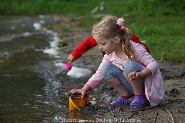 Mdchen Spiel am Wasser Schlick blondes Kind Bild am Seeufer Blondine Portrt