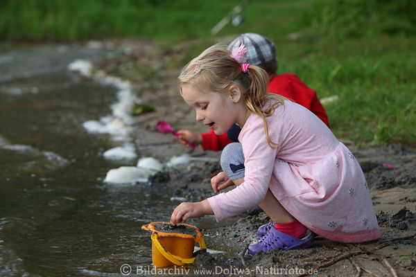 Kind Mdchen Child sand-plays in nature young girl face portrait