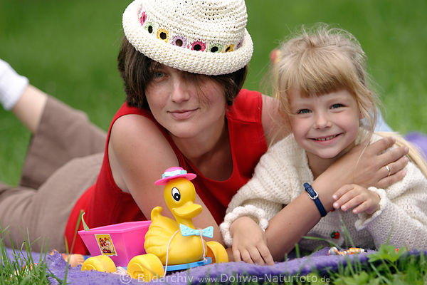 Mutter mit Tochter Kind Frau Portrait auf Wiese blondes Mdchen