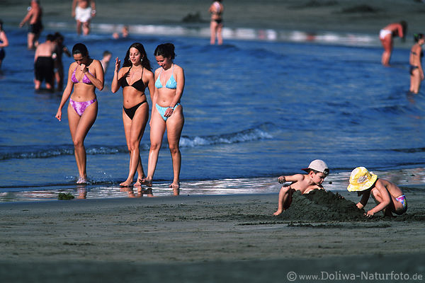 Kinder Paar Sandburg graben Meer Strand bikini Mdchen am Wasser spazieren
