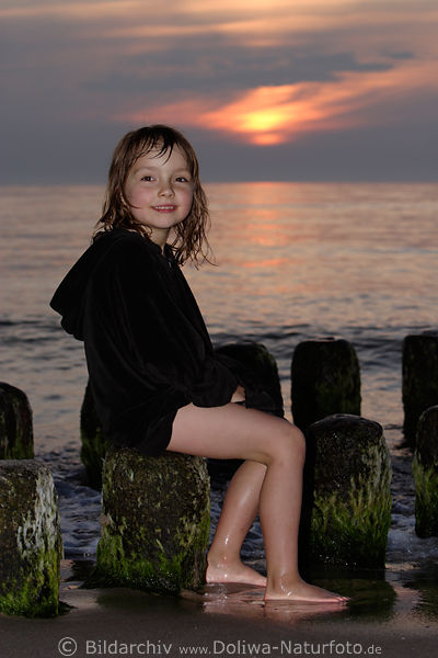 Mdchen Kind weibliche Reize am Meer Wasser Portrait auf Pfahl bei Sonnenuntergang