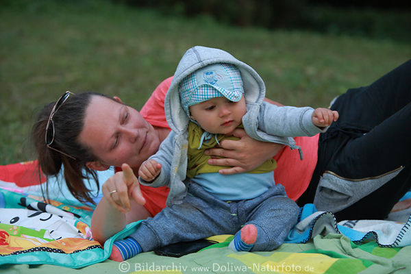 Kind Baby mit Mutter Nachwuchs auf Wiese Child baby with mother