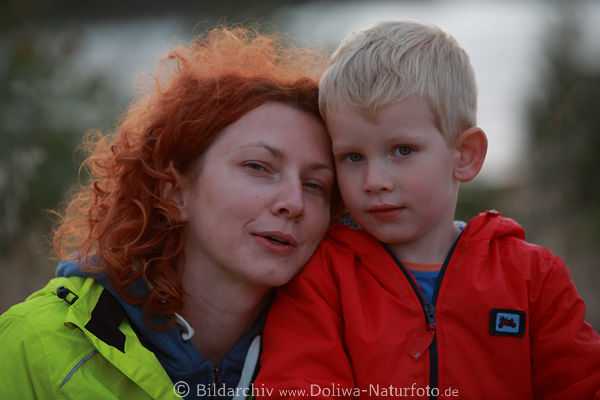 Kind Junge mit Mutter rothaarig Bube blond