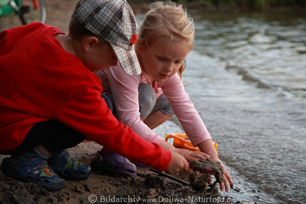 Kinderspiele im Sand Mdchen Junge