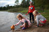 Kinder am Seeufer Wasser Landschaft Bild Paar Mdchen mit Junge Sandspiele Dreier Portrt