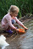 Mdchen Kind am Schilf spielen in Wasser Schaum am Seeufer Portrait Child girl water-playing