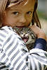 Mdchen Kind mit Katze schreiend in Armen Katzenbaby Portrait mit Miezekatze