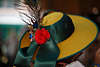 1102551_ Kastelruther Trachtenhut Fotografie bei Dorffest: grün-gelbe Farbe mit Schleife, Blume, Feder