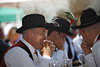 1102566_ Kastelruther Senioren in Hut mit Weissfedern Foto am Tisch beim Dorffest in Volkstrachten