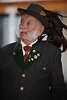 1102574_ Senior Musikfan in Regionaltracht beim Dorffest Besuch der Musikkapalle