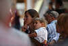1102587_ Frau mit Kind Musikfan Foto beim Dorffest im Konzert, zuhören den Kastelruther & Seis Kapelle