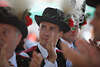 1102589_ Dorffest Volkstrachten Foto, Kastelruther Applaus, Hüte Parade am Tisch beim jährlichen Kirchtag