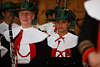 1102595_ Kastelruther Musikerinnen in schwarz-weiss Trachten rotem Zierband auf Bühne Konzertbild
