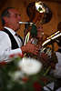 1102603_ Senior Pusauner, Trompeter ? auf großem Blasinstrument in Konzert Fotografie von Kastelruther Dorfkonzert