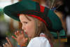 1102554_ Kastelruther Kind Foto in Trachtenhut Mädchen nachahmt mit Finger die spielenden Musiker