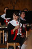 1102558_ Hübsche Musikerin Foto in Regionaltracht mit Klarinette, Mädchen in Musikkapelle auf Bühne mit Instrument
