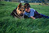 3736_Junge mit Hund auf Wiese liegen im Gras